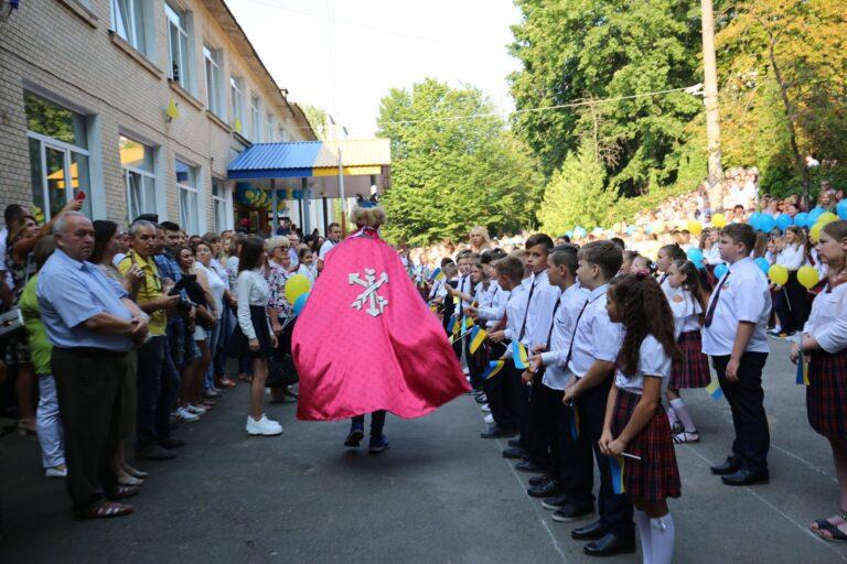 Навчальний рік щойно розпочався, а Хмельмен уже встиг побувати в двох закладах освіти.