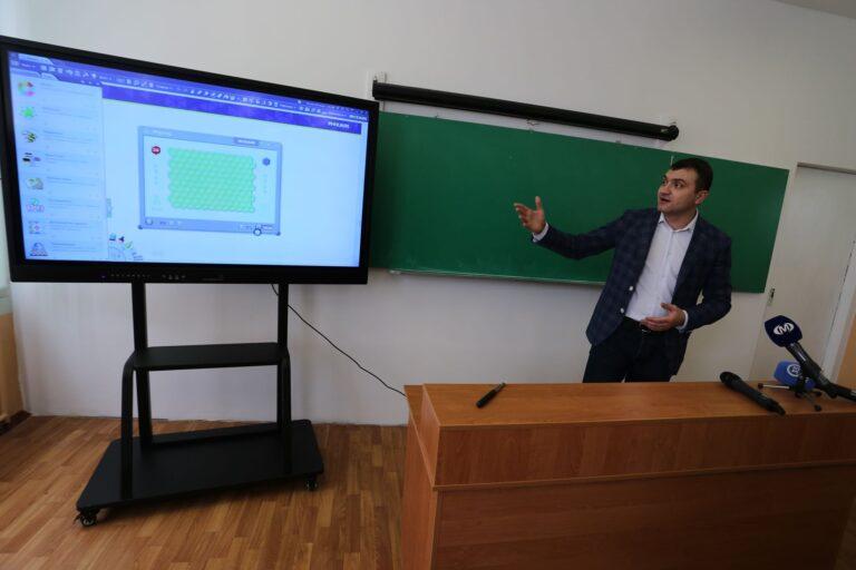 Хмельницькі школярі під час уроків будуть використовувати «розумні дошки»