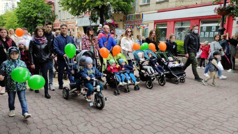 У ХМЕЛЬНИЦЬКОМУ ВІДБУВСЯ ТРАДИЦІЙНИЙ ПАРАД БЛИЗНЯТ