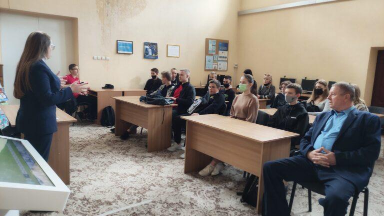 МАШИНА ЧАСУ ВЖЕ У ХМЕЛЬНИЦЬКІЙ ЦЕНТРАЛЬНІЙ БІБЛІОТЕЦІ