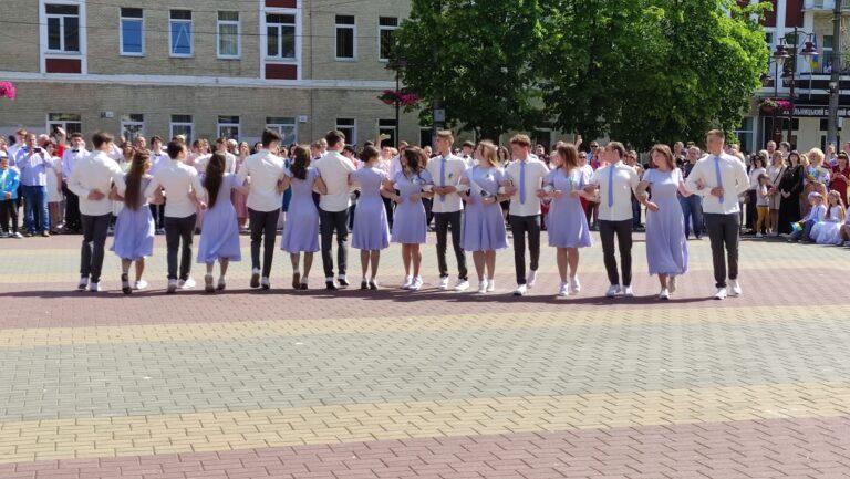 У ЗАКЛАДАХ ЗАГАЛЬНОЇ СЕРЕДНЬОЇ ОСВІТИ ПРОЛУНАВ ОСТАННІЙ ДЗВОНИК