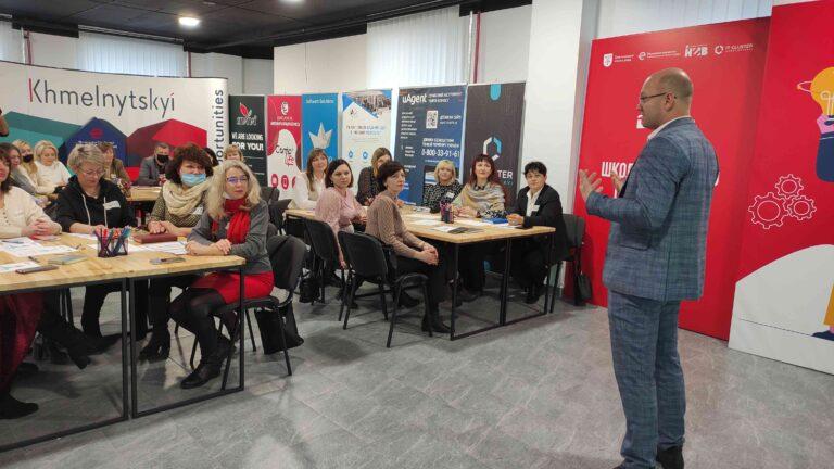 КЕРІВНИКИ ЗАКЛАДІВ ОСВІТИ НАВЧАЮТЬСЯ В АКАДЕМІЇ ОСВІТНЬОГО ЛІДЕРСТВА