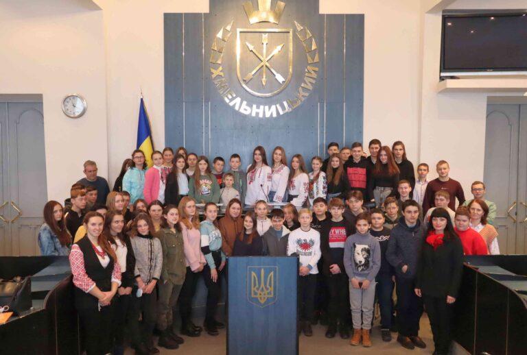 ІВАНКОВЕЦЬКІ ЛІЦЕЇСТИ ПОБУВАЛИ НА ЕКСКУРСІЇ В ХМЕЛЬНИЦЬКІЙ МІСЬКІЙ РАДІ