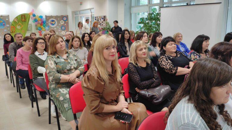 ПРАЦІВНИКІВ ДОШКІЛЛЯ ТА ПОЗАШКІЛЛЯ ВІНШУВАЛИ З ПРОФЕСІЙНИМИ СВЯТАМИ