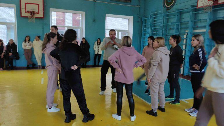 УЧИТЕЛІ ВЧИЛИСЯ ГРАТИ В РЕГБІ-5