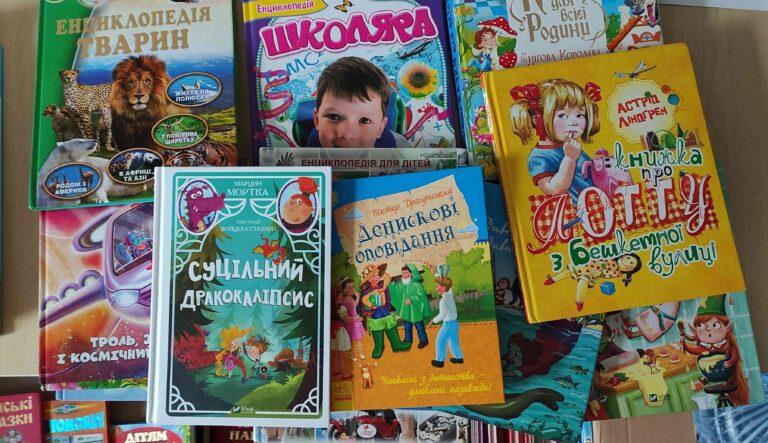 ХМЕЛЬНИЦЬКІ ШКОЛЯРІ ПЕРЕДАЮТЬ МАЙЖЕ ДВІ ТИСЯЧІ КНИЖОК У ШЯУЛЯЙ