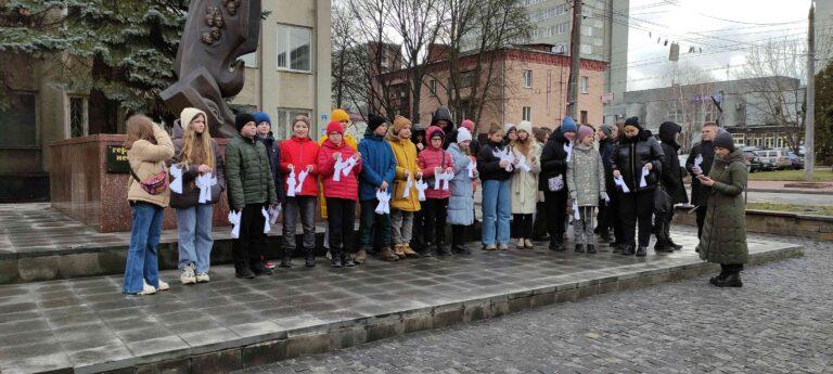 ГЕРОЇ З НЕБЕС ДИВЛЯТЬСЯ НА НАС…