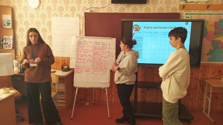У ХМЕЛЬНИЦЬКИХ ЗАКЛАДАХ ОСВІТИ НАВЧАЮТЬ МЕДІАТОРІВ