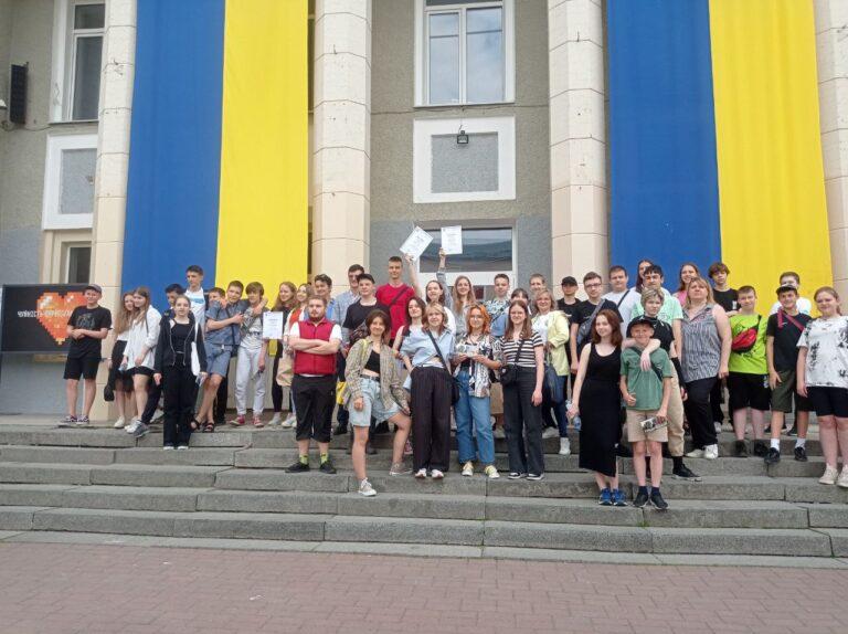ХМЕЛЬНИЦЬКІ ШКОЛЯРІ ВИПРОБУВАЛИ СВОЮ КМІТЛИВІСТЬ ТА ПАТРІОТИЗМ У КВЕСТ-ГРІ «СЛІДАМИ ГЕРОЇВ»