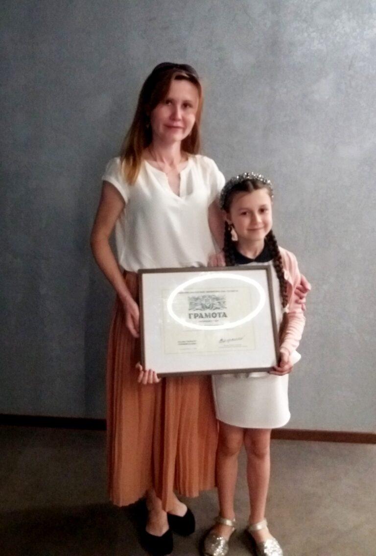 СОФІЯ ПОДОЛЯНЧУК ОТРИМАЛА ГРАМОТУ ВІД ГЕНЕРАЛА ВАЛЕРІЯ ЗАЛУЖНОГО