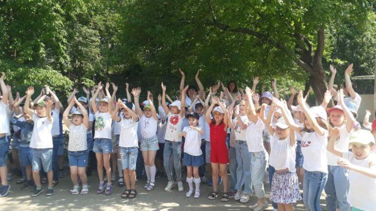 ЛІТО З КОРИСТЮ І ЗАДОВОЛЕННЯМ: ЯК ДІТИ ВІДПОЧИВАЮТЬ У ТАБОРАХ З ДЕННИМ ПЕРЕБУВАННЯМ