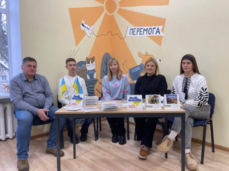 КОШТИ ВІД РЕАЛІЗАЦІЇ ПАТРІОТИЧНИХ КАЛЕНДАРІВ СПРЯМУЮТЬ ДЛЯ ПОТРЕБ ЗСУ