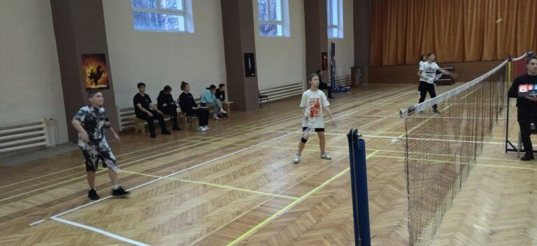 ЧЕМПІОНАТ З БАДМІНТОНУ: ХТО СТАНЕ НАЙКРАЩИМ СЕРЕД ШКОЛЯРІВ ГРОМАДИ?