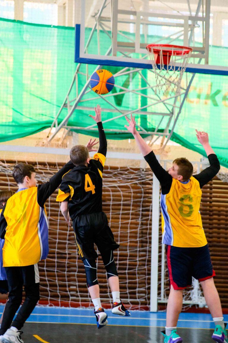ЮНАКИ ДЕМОНСТРУЮТЬ СВОЮ СИЛУ ТА ХИСТ У БАСКЕТБОЛІ 3X3