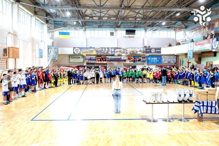 МІСЬКИЙ ГОЛОВА ВРУЧИВ НАГОРОДИ ПЕРЕМОЖЦЯМ ШКІЛЬНОЇ ФУТЗАЛЬНОЇ ЛІГИ