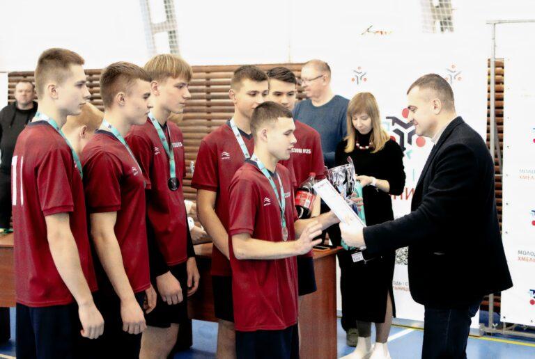 ВОЛЕЙБОЛЬНИЙ ЧЕМПІОНАТ ФІНІШУВАВ. НАГОРОДИ ПЕРЕМОЖЦЯМ ВРУЧИВ МІСЬКИЙ ГОЛОВА