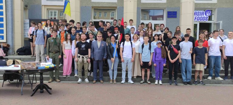 ХМЕЛЬНИЦЬКІ СТАРШОКЛАСНИКИ ВИПРОБОВУВАЛИ СЕБЕ У КВЕСТІ «СЛІДАМИ ГЕРОЇВ»