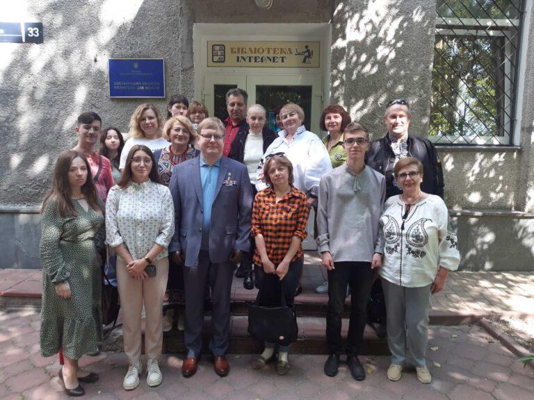 ХМЕЛЬНИЦЬКІ ПЕДАГОГИ ТА УЧНІ ДОСЛІДЖУЮТЬ ПОСТАТЬ СИМОНА ПЕТЛЮРИ. ВІДГОЛОС КРУГЛОГО СТОЛУ