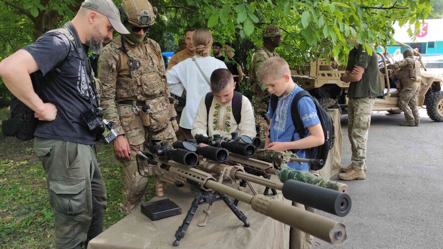 ДЕНЬ ГЕРОЇВ – СВЯТО МУЖНОСТІ ТА ПАТРІОТИЗМУ В ХМЕЛЬНИЦЬКОМУ