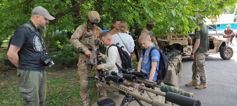 ДЕНЬ ГЕРОЇВ – СВЯТО МУЖНОСТІ ТА ПАТРІОТИЗМУ В ХМЕЛЬНИЦЬКОМУ