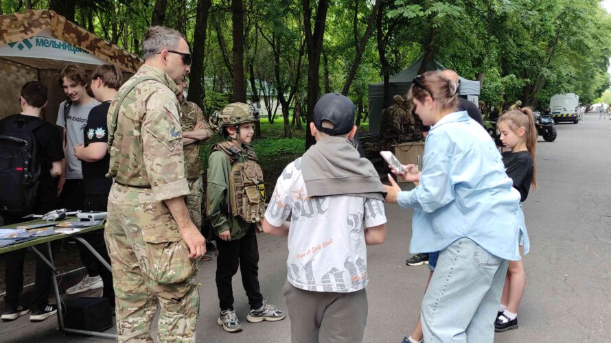 ДЕНЬ ГЕРОЇВ – СВЯТО МУЖНОСТІ ТА ПАТРІОТИЗМУ В ХМЕЛЬНИЦЬКОМУ