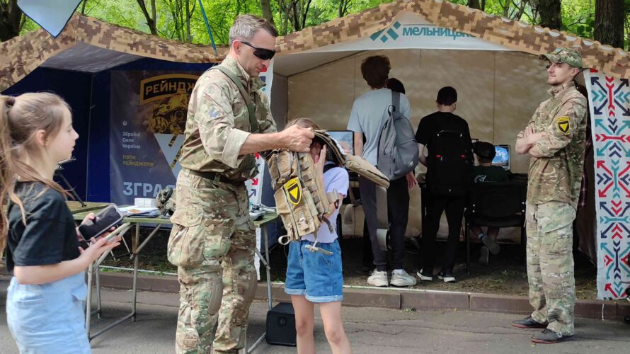 ДЕНЬ ГЕРОЇВ – СВЯТО МУЖНОСТІ ТА ПАТРІОТИЗМУ В ХМЕЛЬНИЦЬКОМУ