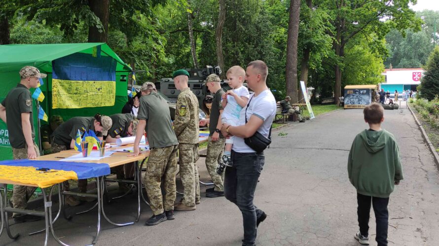 ДЕНЬ ГЕРОЇВ – СВЯТО МУЖНОСТІ ТА ПАТРІОТИЗМУ В ХМЕЛЬНИЦЬКОМУ