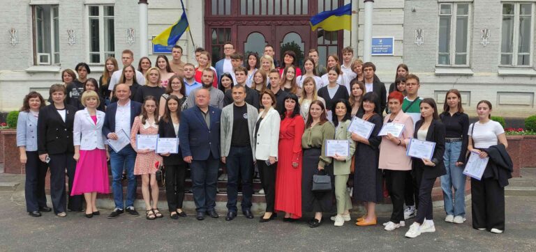ХМЕЛЬНИЦЬКІ СТАРШОКЛАСНИКИ ОПАНОВУЮТЬ НАУКУ МІСЦЕВОГО САМОВРЯДУВАННЯ