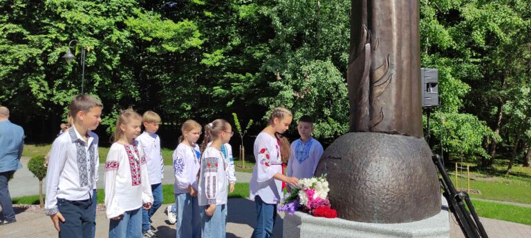 У ХМЕЛЬНИЦЬКОМУ ВШАНУВАЛИ ПАМ’ЯТЬ ДІТЕЙ, ВБИТИХ МОСКОВСЬКИМ ЗВІРОМ…