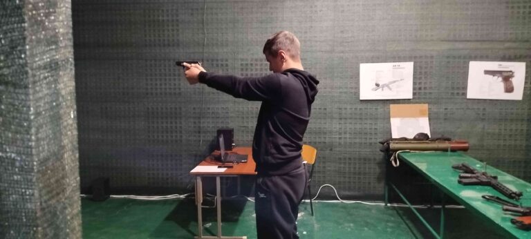 ЮНАКИ ТА ДІВЧАТА ОПАНОВУЮТЬ НАУКУ «ЗАХИСТ УКРАЇНИ»