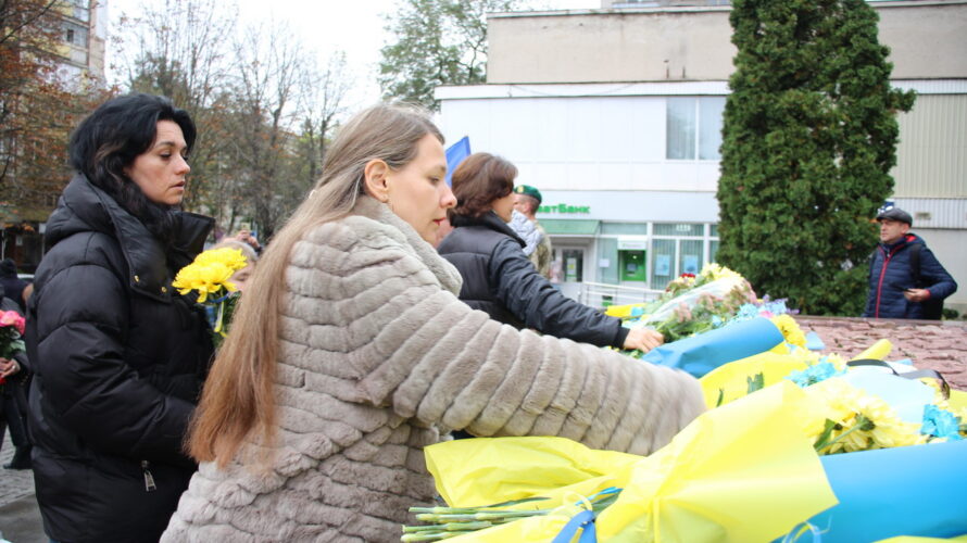 ОСВІТЯНИ ВШАНОВУЮТЬ ЗАХИСНИКІВ І ЗАХИСНИЦЬ УКРАЇНИ