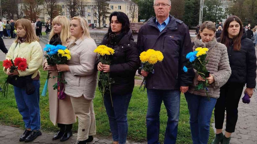 ОСВІТЯНИ ВШАНОВУЮТЬ ЗАХИСНИКІВ І ЗАХИСНИЦЬ УКРАЇНИ