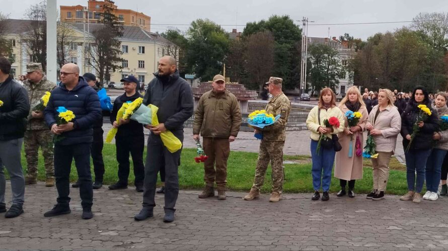 ОСВІТЯНИ ВШАНОВУЮТЬ ЗАХИСНИКІВ І ЗАХИСНИЦЬ УКРАЇНИ