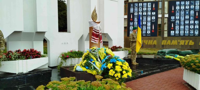 ОСВІТЯНИ ВШАНОВУЮТЬ ЗАХИСНИКІВ І ЗАХИСНИЦЬ УКРАЇНИ