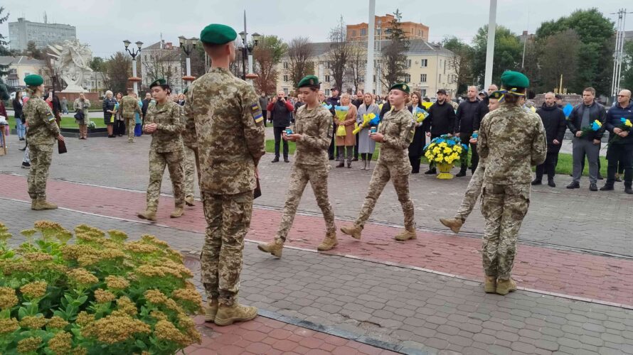 ОСВІТЯНИ ВШАНОВУЮТЬ ЗАХИСНИКІВ І ЗАХИСНИЦЬ УКРАЇНИ