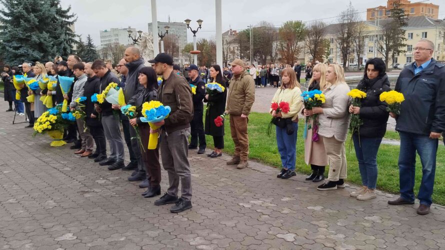 ОСВІТЯНИ ВШАНОВУЮТЬ ЗАХИСНИКІВ І ЗАХИСНИЦЬ УКРАЇНИ