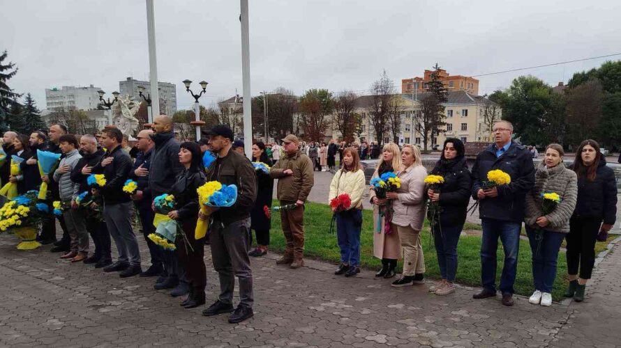 ОСВІТЯНИ ВШАНОВУЮТЬ ЗАХИСНИКІВ І ЗАХИСНИЦЬ УКРАЇНИ