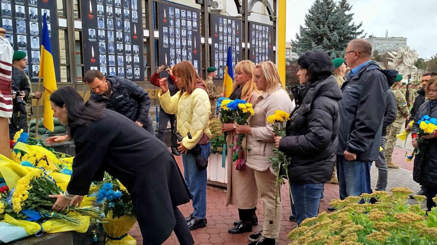 ОСВІТЯНИ ВШАНОВУЮТЬ ЗАХИСНИКІВ І ЗАХИСНИЦЬ УКРАЇНИ