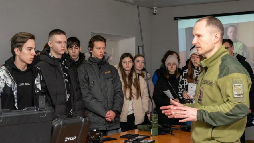 ХМЕЛЬНИЦЬКІ ОДИНАДЦЯТИКЛАСНИКИ ПОБУВАЛИ В НАЦІОНАЛЬНІЙ АКАДЕМІЇ ДЕРЖАВНОЇ ПРИКОРДОННОЇ СЛУЖБИ УКРАЇНИ