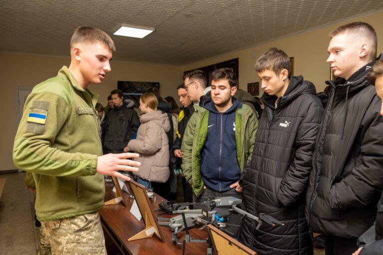 ХМЕЛЬНИЦЬКІ ОДИНАДЦЯТИКЛАСНИКИ ПОБУВАЛИ В НАЦІОНАЛЬНІЙ АКАДЕМІЇ ДЕРЖАВНОЇ ПРИКОРДОННОЇ СЛУЖБИ УКРАЇНИ