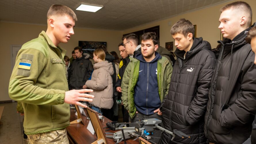 ХМЕЛЬНИЦЬКІ ОДИНАДЦЯТИКЛАСНИКИ ПОБУВАЛИ В НАЦІОНАЛЬНІЙ АКАДЕМІЇ ДЕРЖАВНОЇ ПРИКОРДОННОЇ СЛУЖБИ УКРАЇНИ