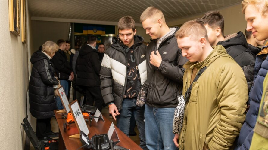 ХМЕЛЬНИЦЬКІ ОДИНАДЦЯТИКЛАСНИКИ ПОБУВАЛИ В НАЦІОНАЛЬНІЙ АКАДЕМІЇ ДЕРЖАВНОЇ ПРИКОРДОННОЇ СЛУЖБИ УКРАЇНИ