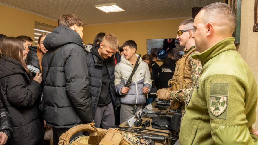 ХМЕЛЬНИЦЬКІ ОДИНАДЦЯТИКЛАСНИКИ ПОБУВАЛИ В НАЦІОНАЛЬНІЙ АКАДЕМІЇ ДЕРЖАВНОЇ ПРИКОРДОННОЇ СЛУЖБИ УКРАЇНИ