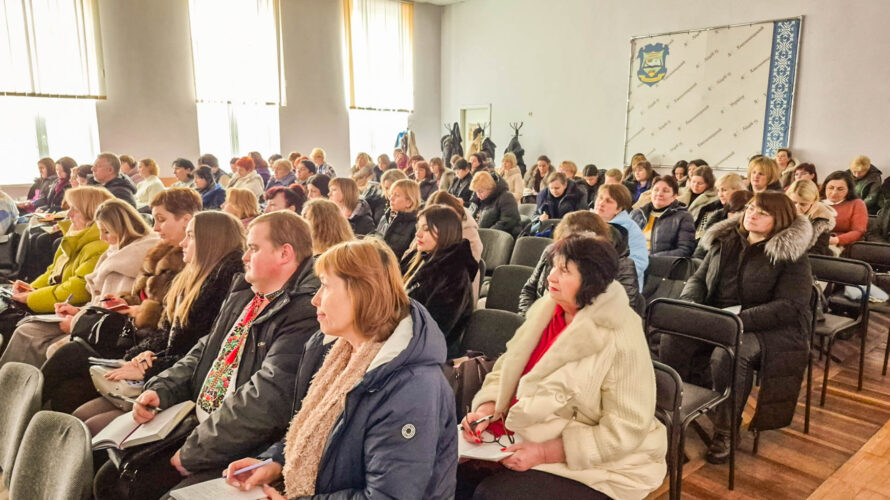 КЕРІВНИКИ ЗАКЛАДІВ ОСВІТИ ХМЕЛЬНИЦЬКОЇ ГРОМАДИ ВДОСКОНАЛЮЮТЬ ПРОФЕСІЙНІ КОМПЕТЕНЦІЇ