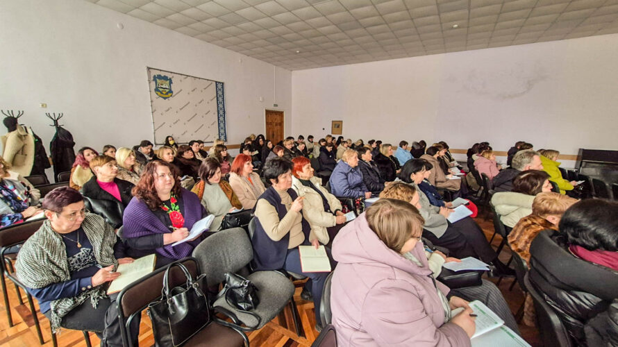 КЕРІВНИКИ ЗАКЛАДІВ ОСВІТИ ХМЕЛЬНИЦЬКОЇ ГРОМАДИ ВДОСКОНАЛЮЮТЬ ПРОФЕСІЙНІ КОМПЕТЕНЦІЇ