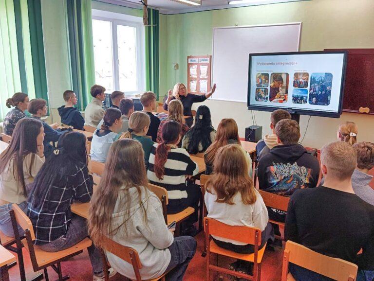ОСВІТА БЕЗ КОРДОНІВ. СПІЛКУЮТЬСЯ ЛІЦЕЇСТИ ХМЕЛЬНИЦЬКОГО ТА СТУДЕНТИ ВАРШАВИ