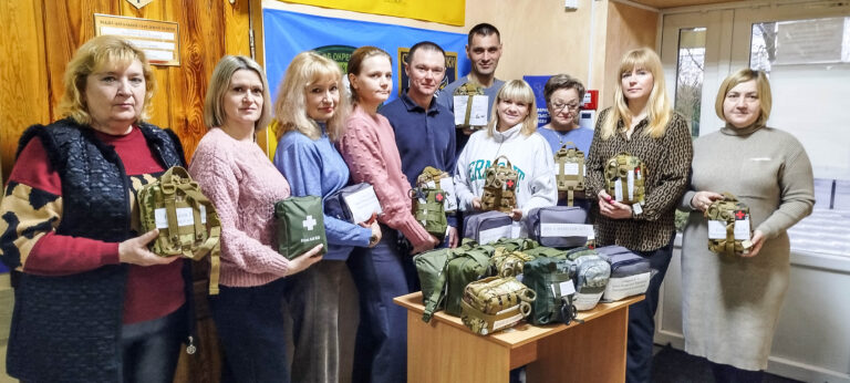 ХМЕЛЬНИЦЬКІ ОСВІТЯНИ ПЕРЕДАЛИ ЗАХИСНИКАМ ЧЕРГОВУ ПАРТІЮ АПТЕЧОК