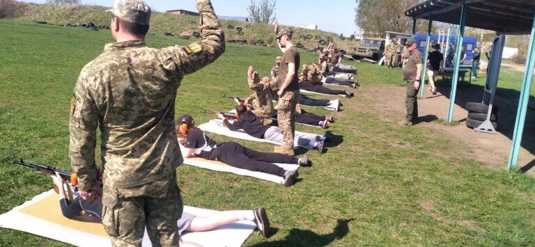 ЗАЛІК ІЗ ПРЕДМЕТА «ЗАХИСТ УКРАЇНИ» ОДИНАДЦЯТИКЛАСНИКИ СКЛАДАЛИ НА СТРІЛЬБИЩІ