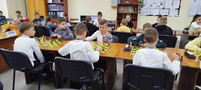 ХМЕЛЬНИЦЬКІ ШКОЛЯРІ ШТУРМУЮТЬ ШАХОВІ ВЕРШИНИ