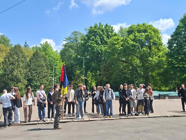 ГЕРОЇВ ШАНУЄМО НЕ СЛОВОМ, А ДІЛОМ. ПАТРІОТИЧНИЙ КВЕСТ У ХМЕЛЬНИЦЬКОМУ